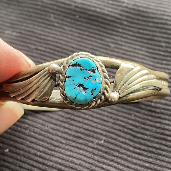 Vintage Navajo Sterling Silver Kingman Turquoise Cuff Bracelet. USA. Small. - Picture 7 of 13